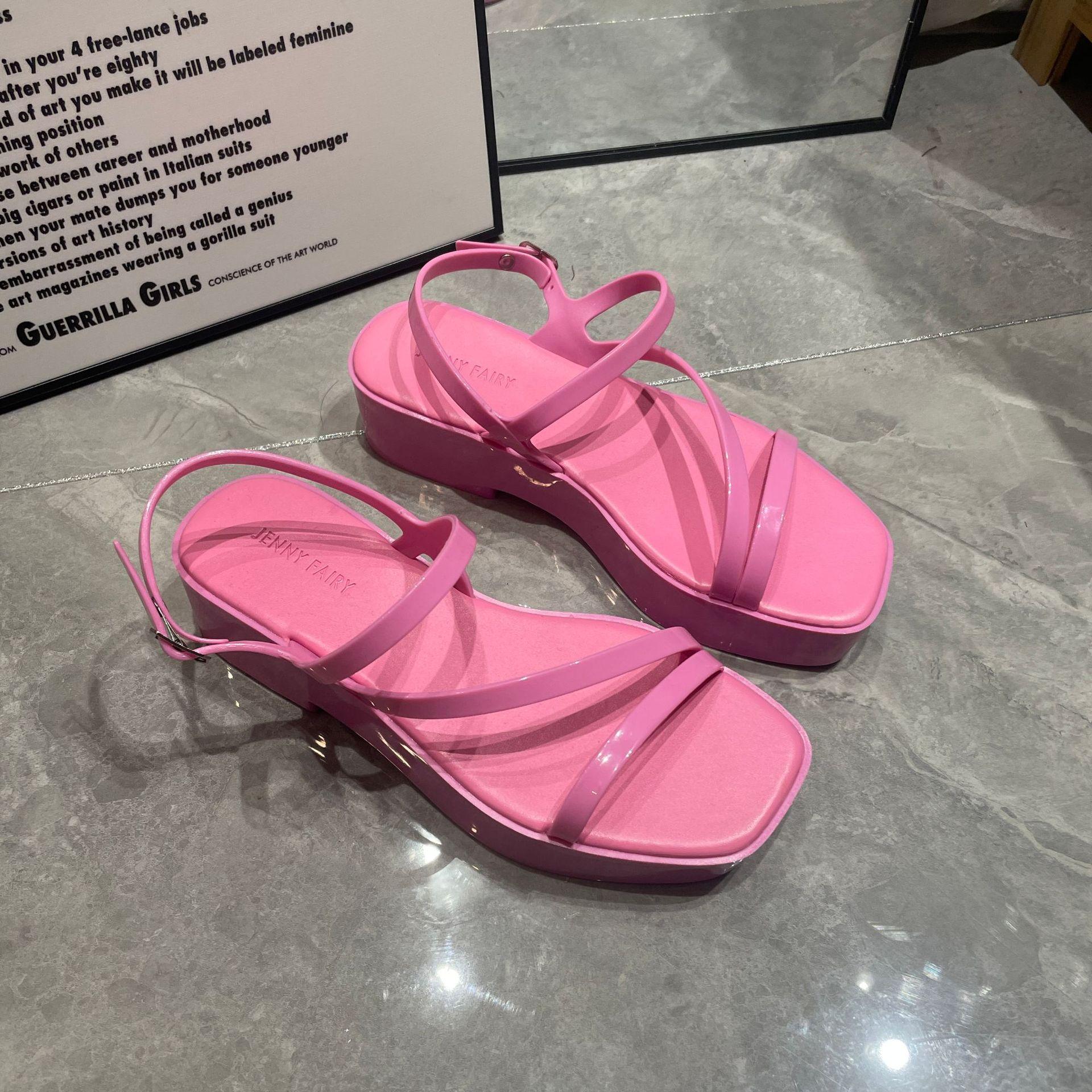 

Новые летние женские сандалии для улицы, модные и персонализированные босоножки на высоком каблуке с квадратным носком, однотонные сандалии на плоской подошве с одним символом. 36 розовый