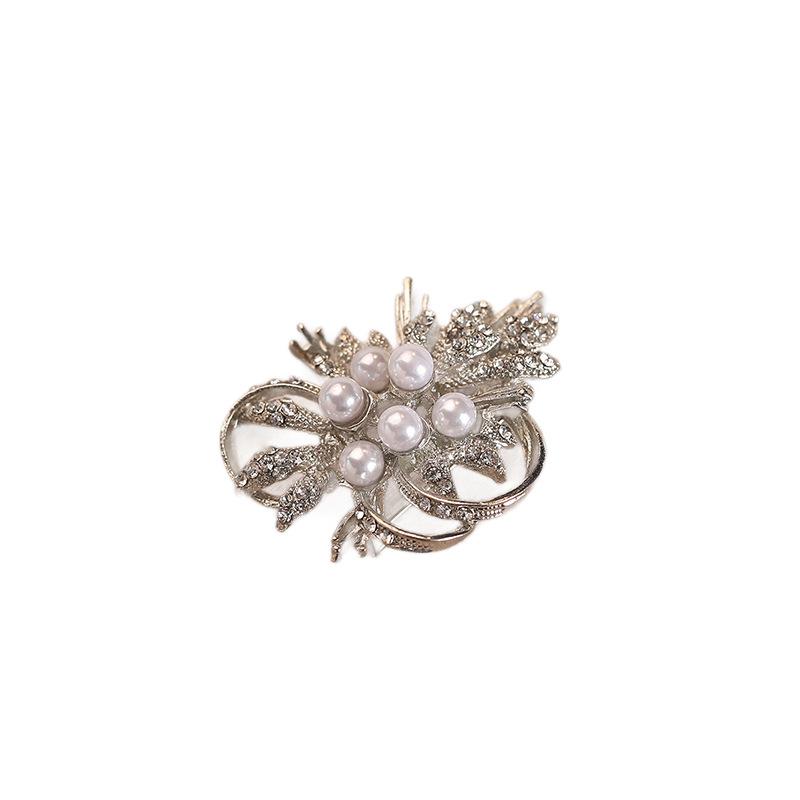Retro Pearl and Diamond-encrusted Brooch for Women, A Niche and Light Luxury Flower Brooch