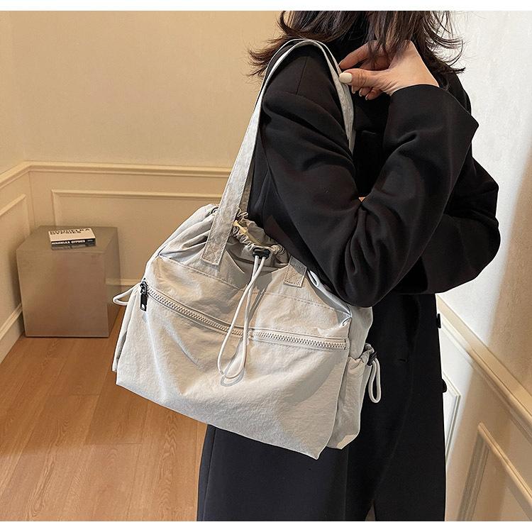 2025 new niche design nylon shoulder messenger bag women's lightweight and versatile commuter bag large-capacity women's bag