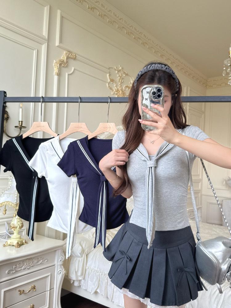 Korean Style Sailor Collar White T-shirt with Side Slit - Slimming, Flattering, and Pleated Cropped Design (2026)