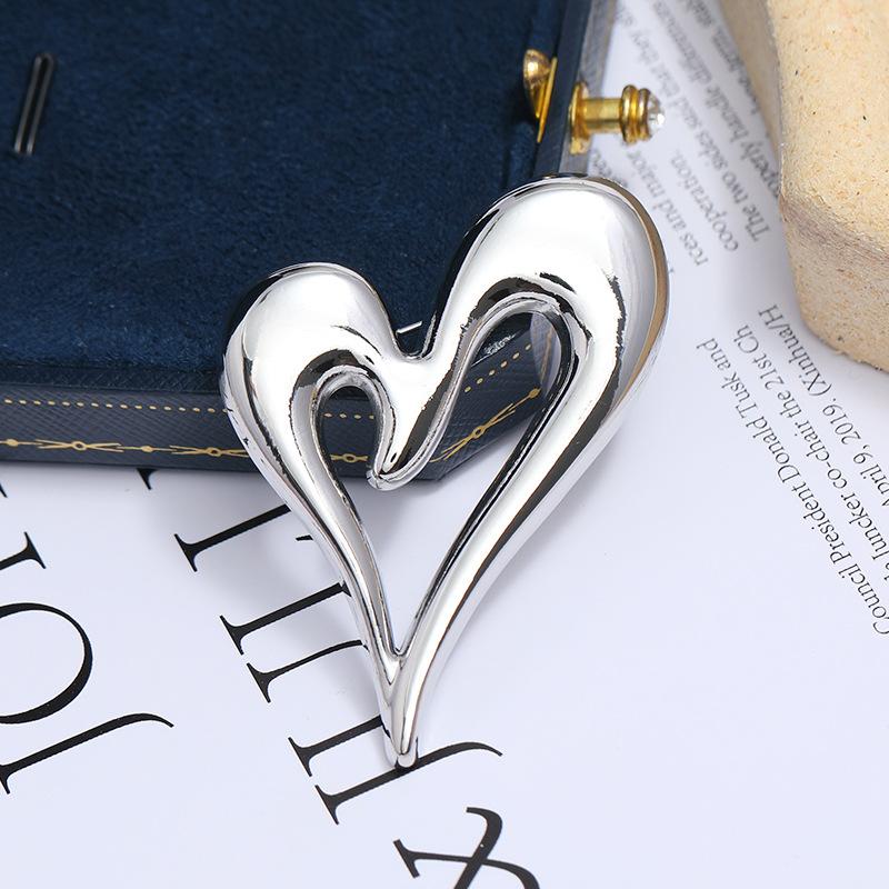 

Корейская мода простая романтическая любовь брошь женская изысканная и универсальная темпераментная корсажная булавка кардиган свитер с аксессуарами серебряный