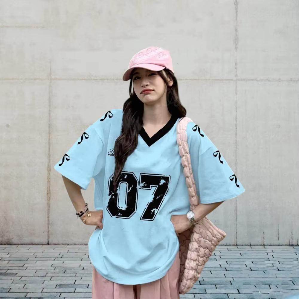 Ny dame størrelse 7 trykket V-hals kort ermet sommer fotballfan uniform, løs avslappet sport dame T-skjorte