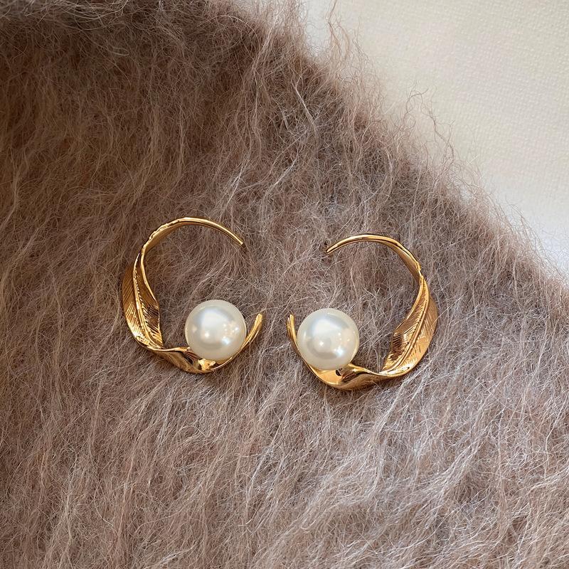 

Silver Needle Pearl Twisted Stripe Pendant Earrings European and American Personality Design Temperament Earrings Light Luxury Premium Earrings