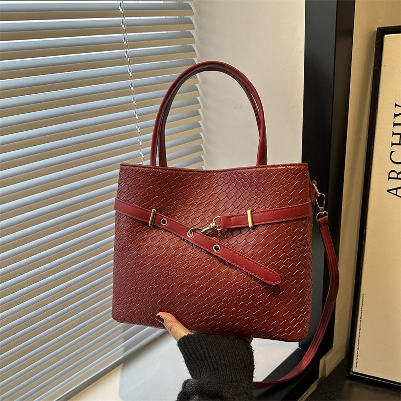 Spring and Summer New Women's Bags Fashionable Woven Pattern Shoulder Tote Bag Commuter Messenger Bag Retro Backpack Trendy Women