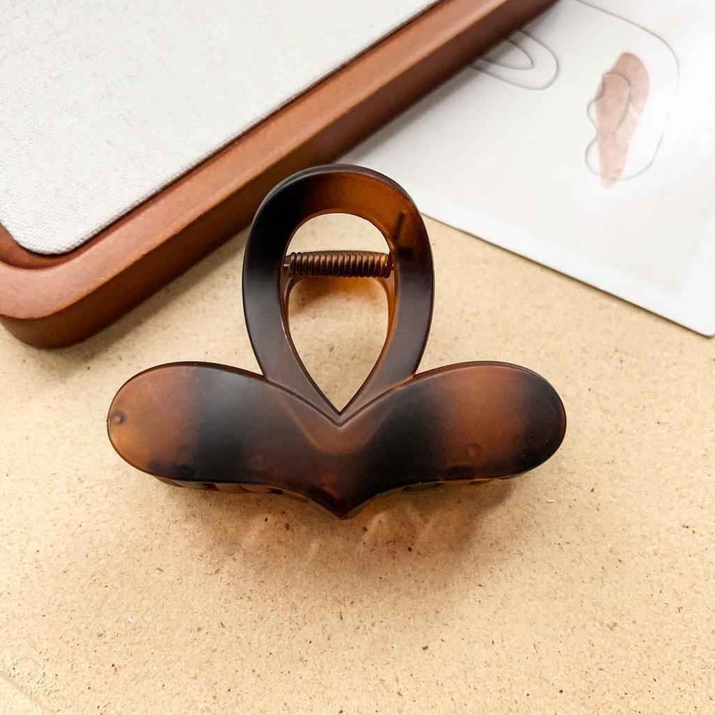 Elegant 2024 Heart Claw Clip for Women – New High-End Autumn/Winter Hair Accessory