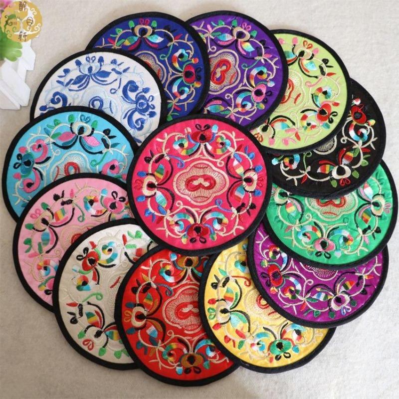 4 stk/sett Broderistoff Bord Kinesisk Stil Beskyttelsesmatte Brikke Kaffekoppmatte Bordbrikke Farge Tilfeldig