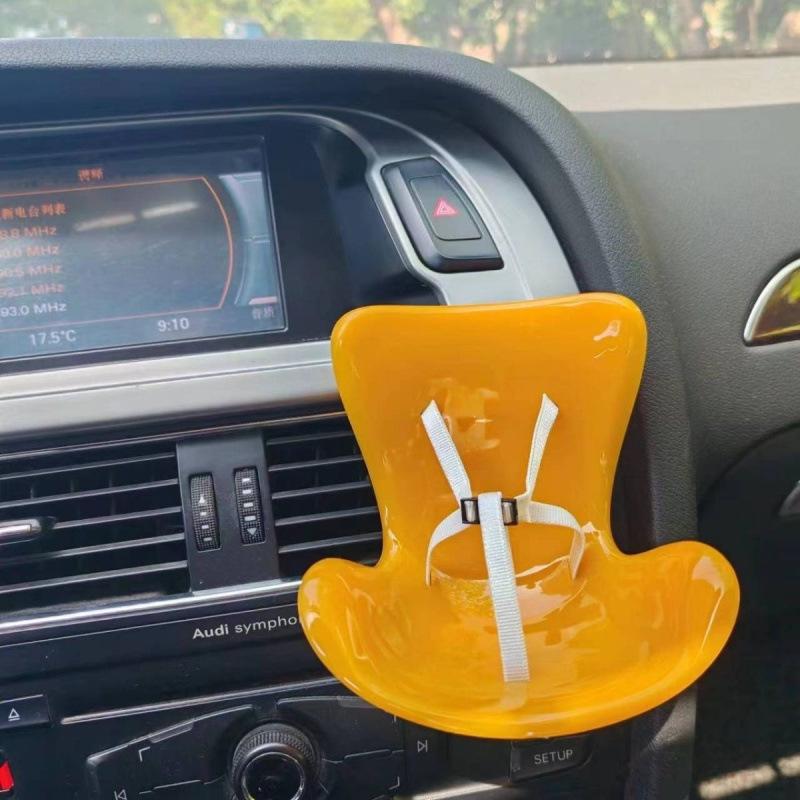 Suport Figurina Mașină Labubu - Se Prinde pe Gura de Ventilație, Se Potrivește Tuturor Păpușilor, Dublează Drăgălășenia