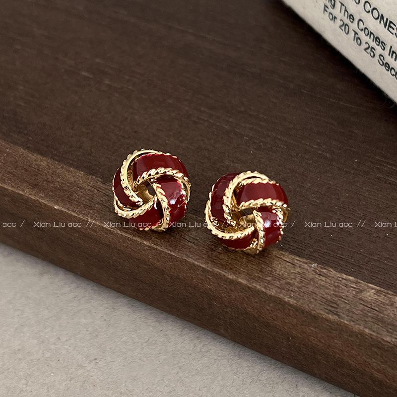 Elegant Pearl Stud Earrings: Simple, High-End Design for Autumn/Winter 2024