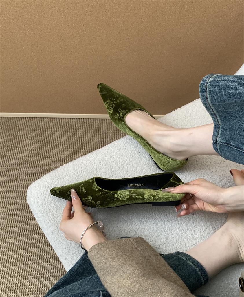 Retro spitz zulaufende französische Einzelschuhe Damen Frühling 2025 Temperament flacher Boden mit Rockschuhen Ein Pedal Slipper