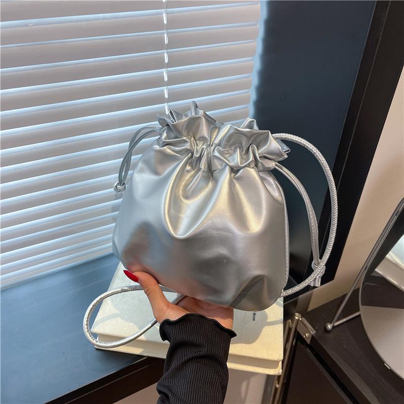 

Сумка-облако на кулиске новая модная нишевая дизайнерская сумка с высоким чувством стиля сумка-мессенджер сумка для мобильного телефона мини-сумка-ведро серебряный