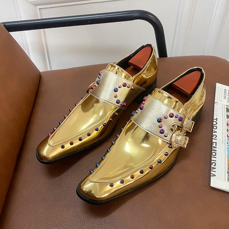 Mocassini da uomo blu e oro taglia L, con punta acuminata, tacco alto in pelle e rivetti metallici
