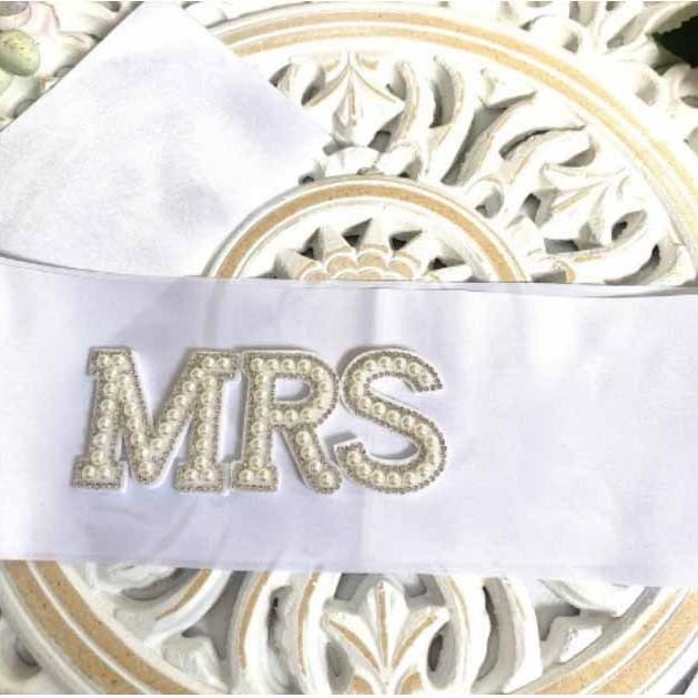 Pearl Rhinestone Letter Sash Bride Bachelorette Party Sash Birthday Alphabet Sash for Wedding Holiday Party Dress Up 160X9.5