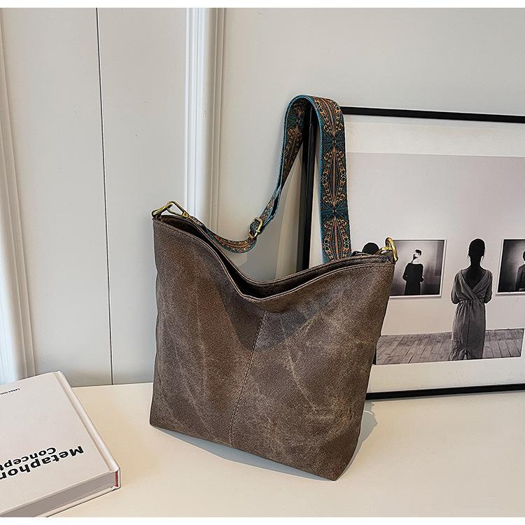 

2025 new retro texture tote bag broadband shoulder messenger bag fashionable foreign style large capacity commuter big bag women серый
