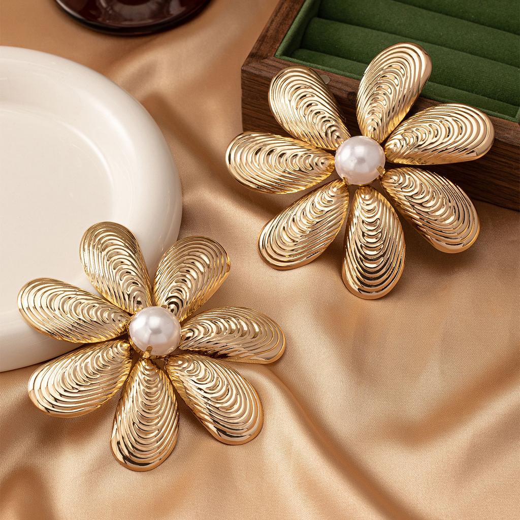 European and American gold seven-petal large floral earrings vintage, exaggerated, luxurious, elegant, minimalist, and fashionable earrings
