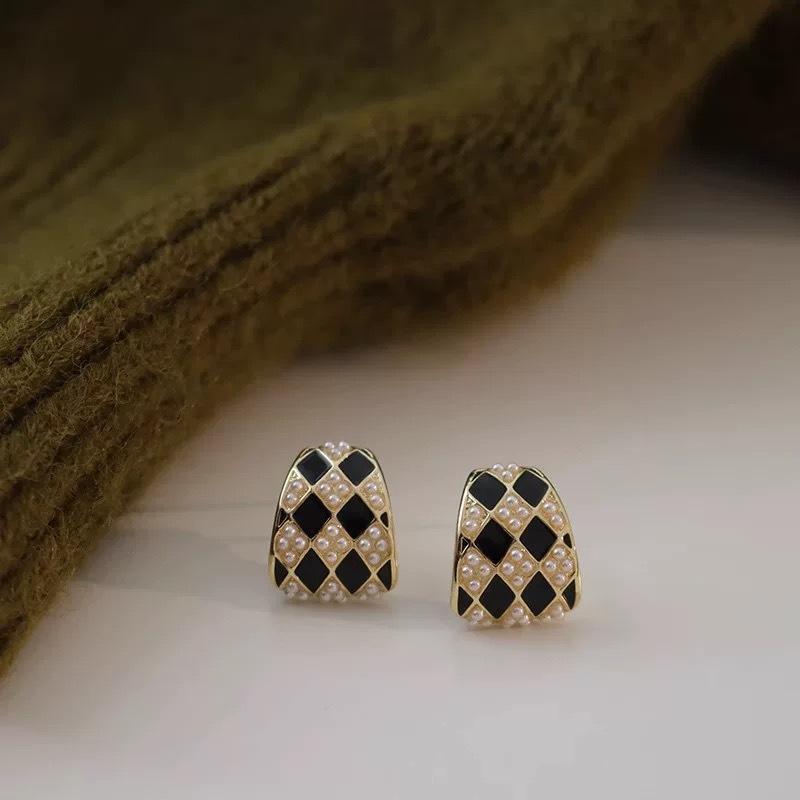 Retro chessboard pearl stud earrings women s new light luxury high-end explosive earrings high-end ear jewelry