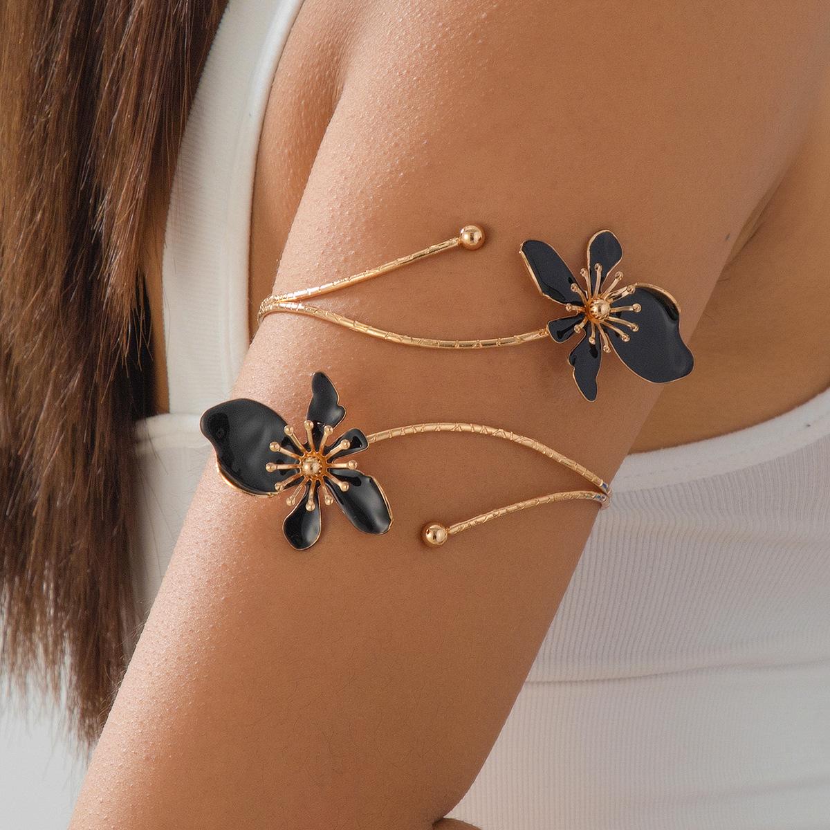 

Elegant Gold Enamel Flower Arm Bracelet - Minimalist Design for Women чорний