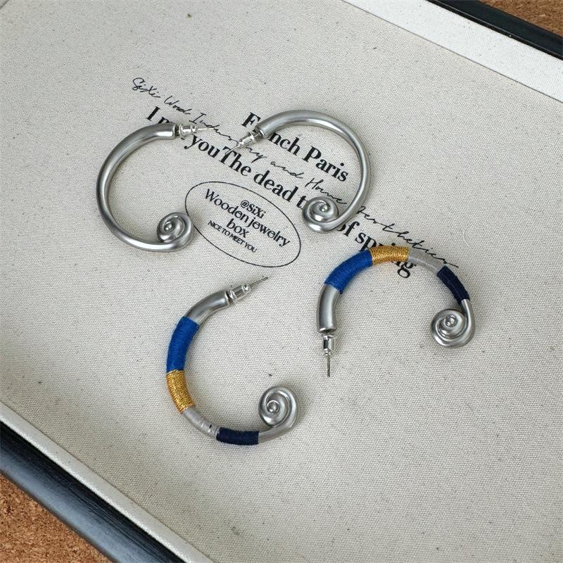 Eleganter C-förmiger Wellen-Ohrklemme: Minimalistische 925er Silber Ohrstecker mit Webdesign für Damen