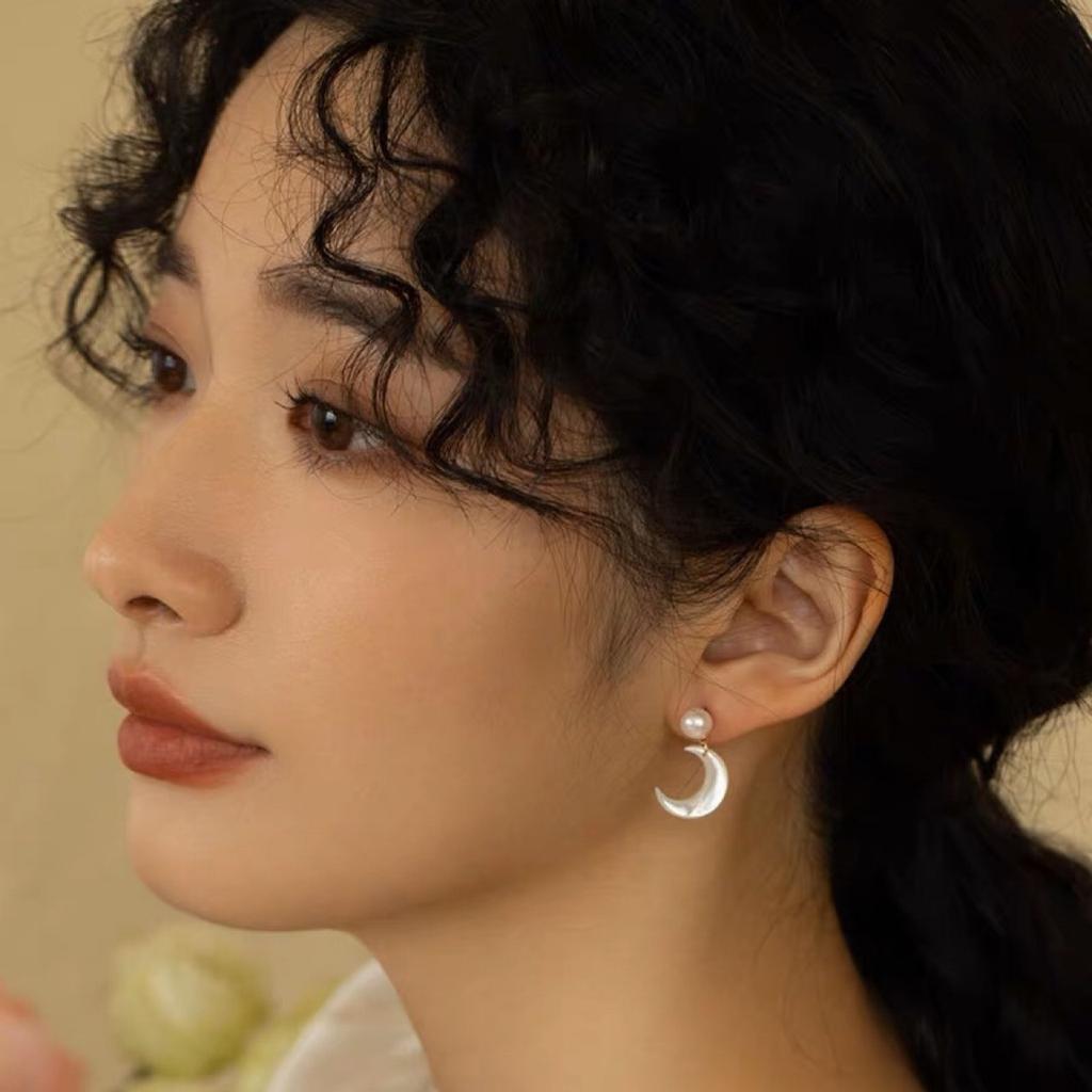 Natural freshwater pearl moon stud earrings for women, French light luxury design, natural white butterfly mother-of-pearl, crescent pendant earrings