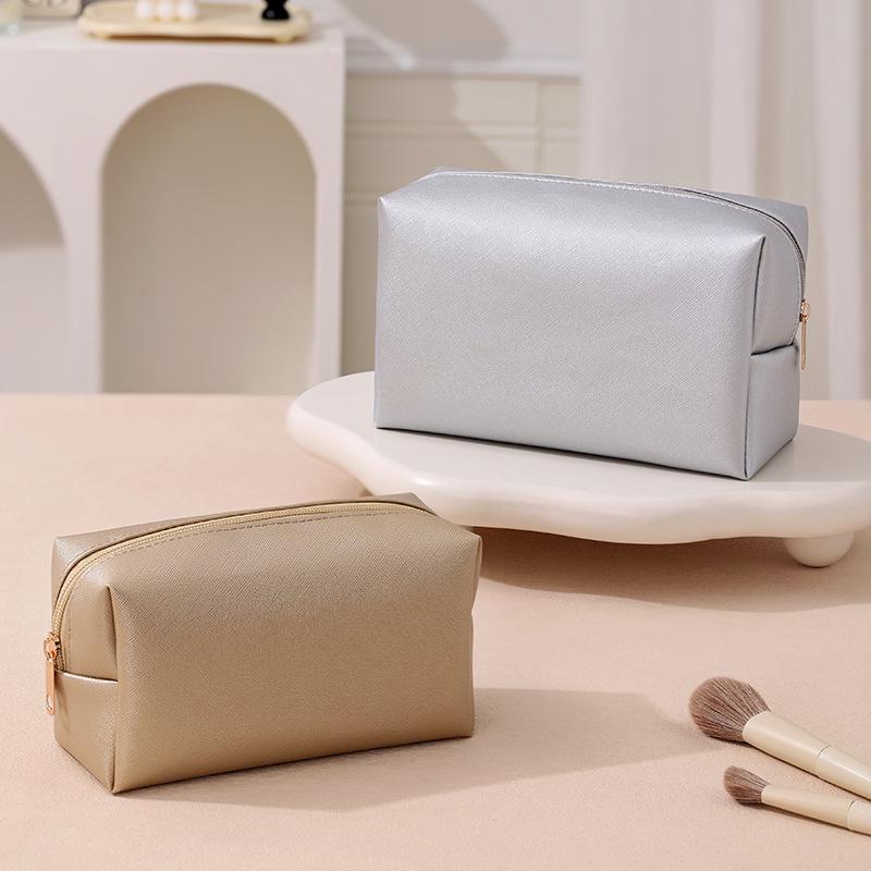 Bei Lian Large Capacity Makeup & Toiletries Travel Bag with High-End Design