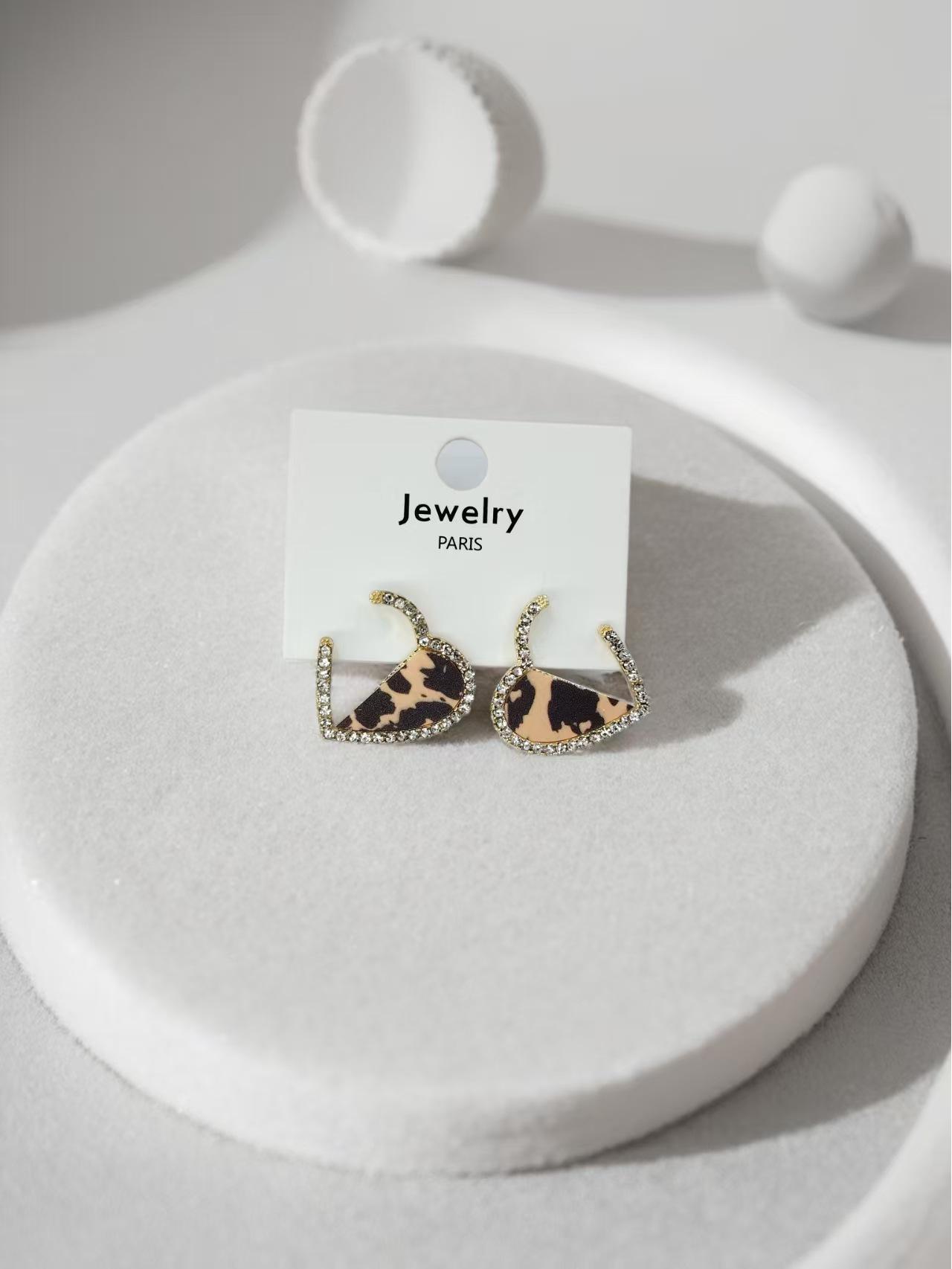 

Leopard Print Rhinestone Heart Dangle Earrings: Stylish, Sweet, and Edgy High-End Accessory for Women
