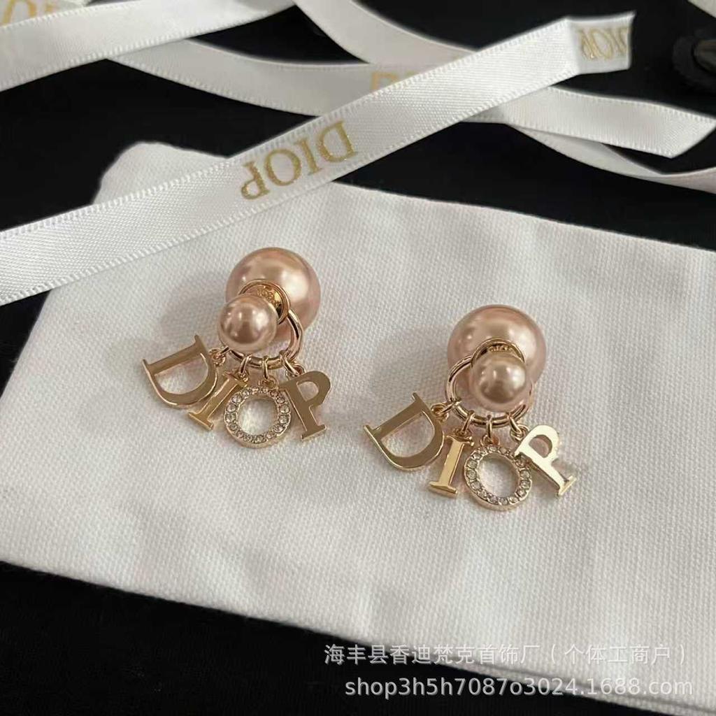 Klasyczne Kolczyki Sztyfty z Perłowym Chwostem i Literą CD: Wykwintne rzemiosło i wysokiej jakości czteroliterowy wzór