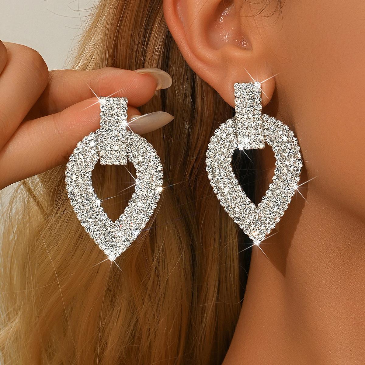 

Light Luxury High-End Zircon Jewelry Set Necklace Niche Retro Collarbone Chain Fashion Jewelry