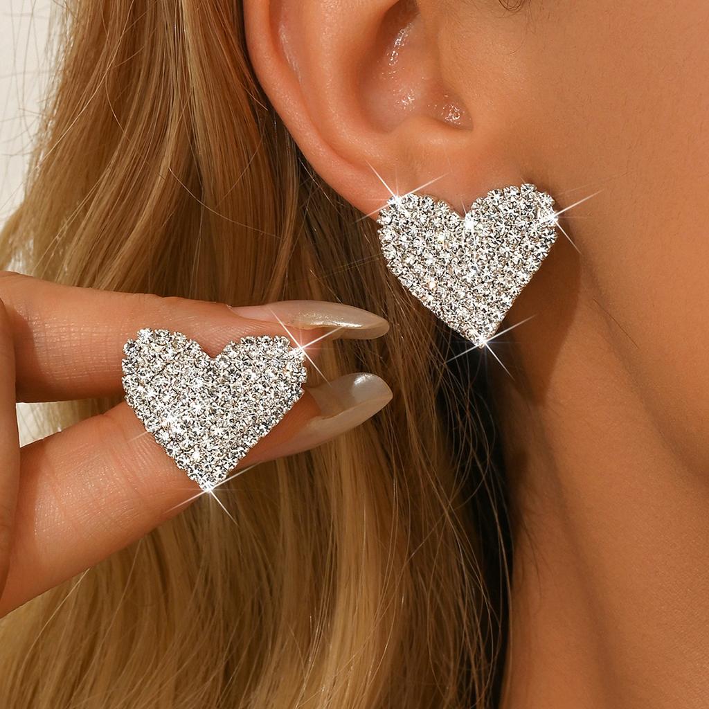 Fashionable heart-shaped earrings with a high-end feel, simple and versatile, light luxury and cool style earrings for women