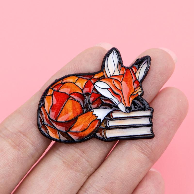 Slapende Vos Emaille Speld voor Kinderen Boekenliefhebber Vos Broche Glas-in-lood Textuur Dierlijke Reversspeld Tas Bedeltje Boekachtige Sieraden
