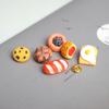 1PC Persönlichkeit Kreative Nette Mini Toast Brot Dessert Harz Brosche Kinder Kleidung Schuhe Tasche Rucksack DIY Decor Zubehör