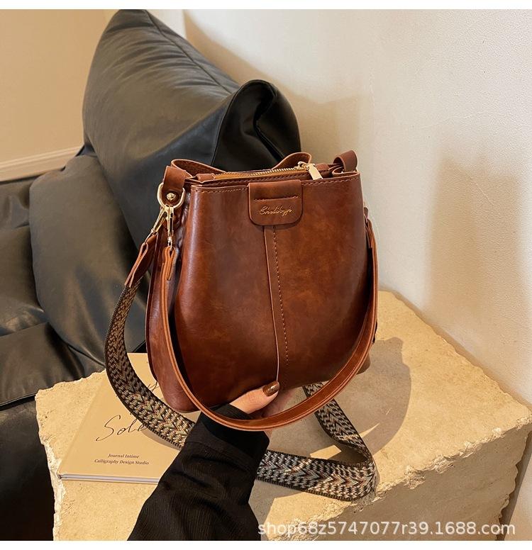 Bag Korean high-end sense versatile bucket bag autumn and winter retro niche design 2025 new broadband messenger bag women