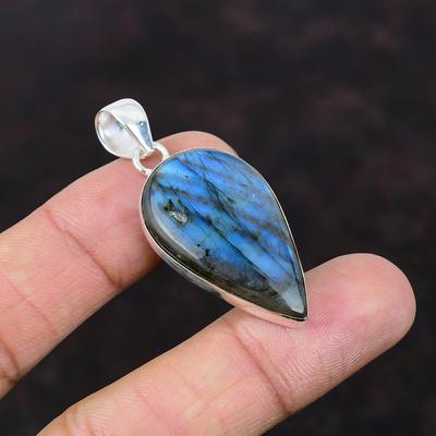 Ciondolo in labradorite Ciondolo in pietra preziosa Ciondolo fatto a mano Ciondolo in argento sterling 925 Gioielli in labradorite Ciondolo di ultimo design Regalo di anniversario