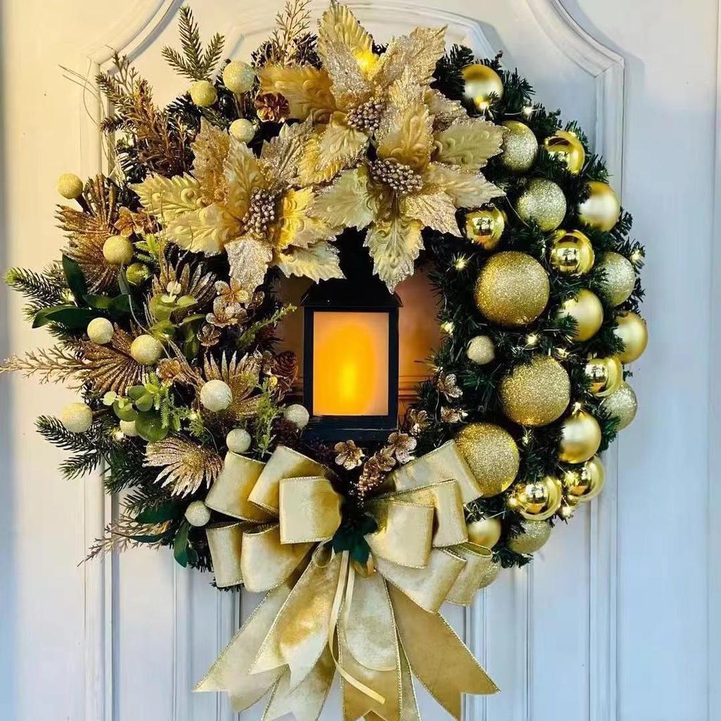 Grenzüberschreitender Weihnachtskranz aus Tannenzapfen und Beeren als Türschmuck