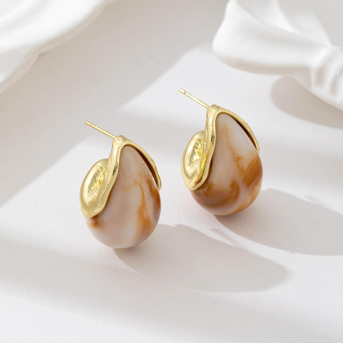 

Personality Retro Maillard Amber Color Geometric Teardrop-shaped Resin Stud Earrings for Women Designer Jewelry Accessories Gift