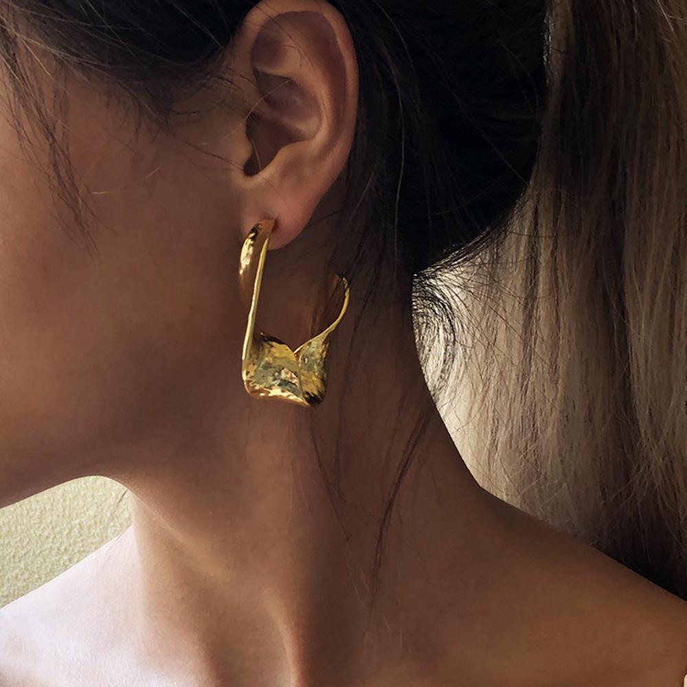 Trendige geometrische unregelmäßige Ohrringe, die trendige Ohrringe mit kreativer Persönlichkeit verkaufen.