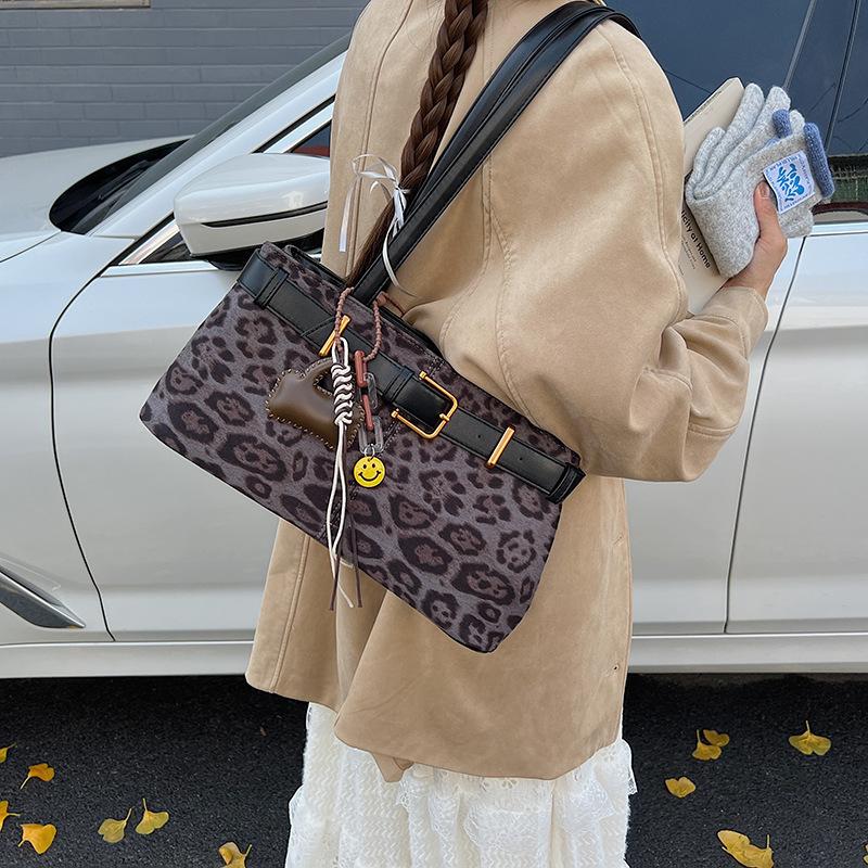 Premium texture retro leopard print single shoulder underarm bag women's 2025 new autumn and winter large-capacity commuter baguette bag