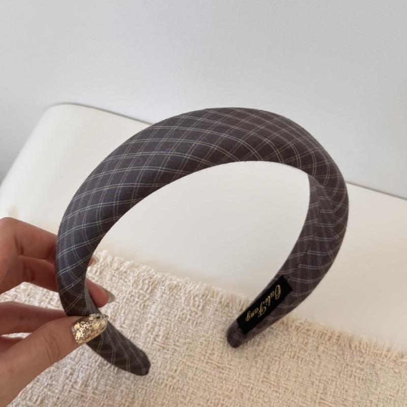 Retro and Simple Hairband with A Girl School-style Appearance. A High-crowned Sponge Hairpin with A Fine Headband for Styling The Hair.