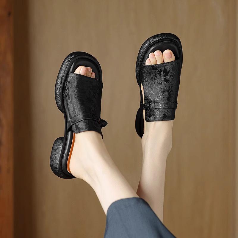 Niche open-toed cool slippers for women to wear summer comfortable and lightweight muffin-bottom beach shoes
