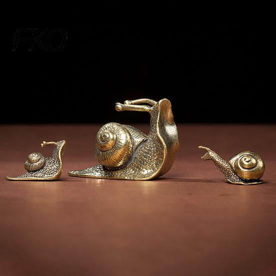 Office Table Decoration Vintage Bronze Snail Sculpture, Metal Animal Statue, Slow Living Desk Ornament Decor for Home Tea Table, Garden