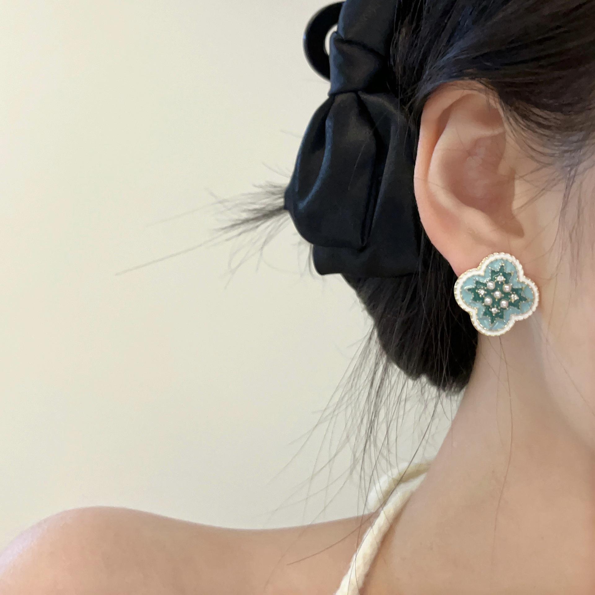 

Chinese Retro Court Flower Earrings: Elegant, Unique, No-Piercing Ear Clips for Women