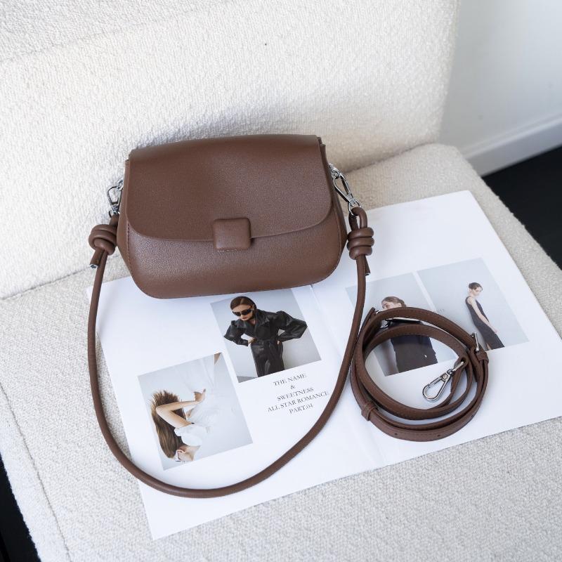 

A Single-shoulder Crossbody Bag with A Retro and Elegant Soft Leather Style One Size кавовий