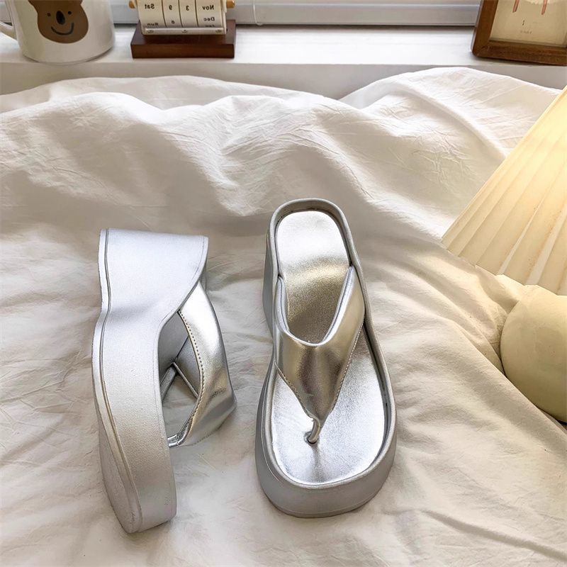 Summer small muffin thick bottom heightening Korean flip-flops women's slope heel pinch feet fashionable cool slippers