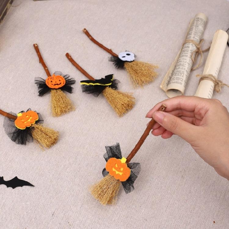 Halloween Decorations Wooden Witches Brooms Hanging Ornament Witches Broomstick Pendant Wall Hangings Gift for Women Men