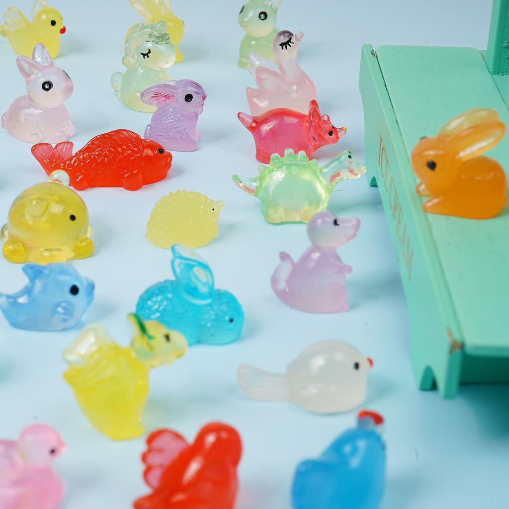 50 Stück Leuchtende Mini-Harztiere 50 Stile Miniaturfiguren Leuchten im Dunkeln Winzige Figuren zum Verstecken Kleine Entenfiguren