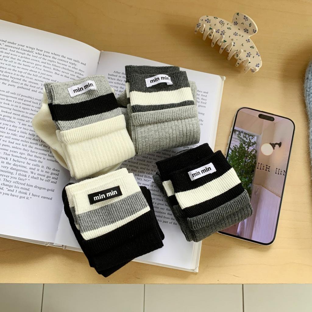 Autunno E Inverno Montagne Di Calzini Personalità Femminile Blocchi Di Colore Calzini A Mezza Gamba Strisciati Tessuto Antivento Standard Calzini Alla Moda Serie Miu Stile College