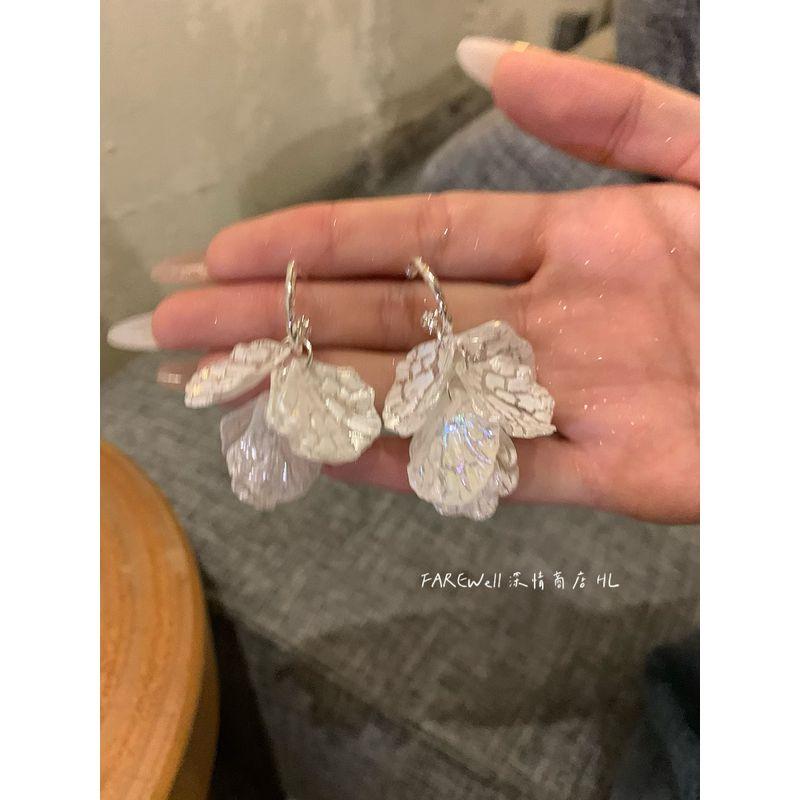 

Jue Mei Retro French Ear Studs Vacation Style Shell Petals C- Shaped Earrings Seaside Beach Thailand with Skirt Earrings Pair of white petal earrings