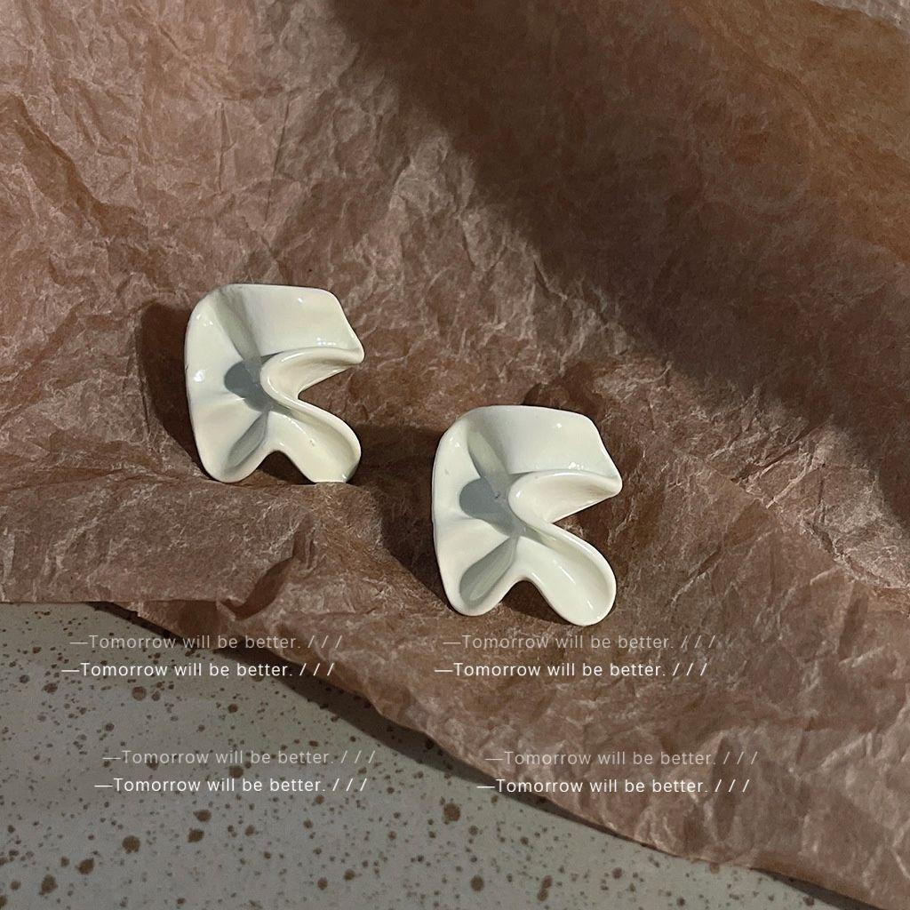 

Молочно-белые универсальные серьги с геометрическим узором и неровными морщинами для женщин