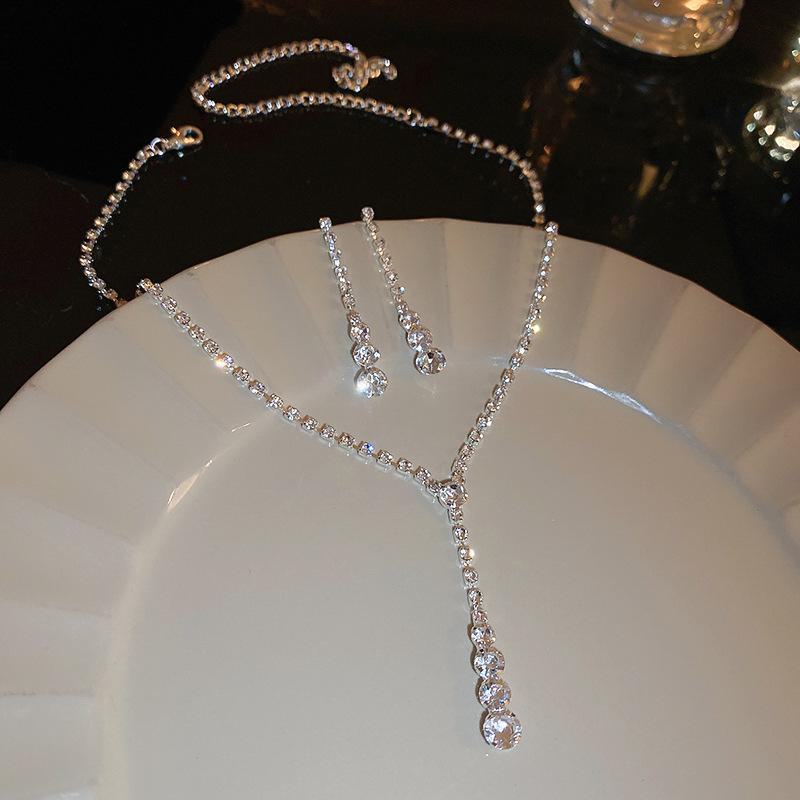 "High-End Luxury Drop Necklace and Earrings Set - European and American Niche Versatile Jewelry"