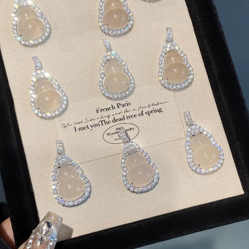 

Yufulu Genuine S925 Sterling Silver Chalcedony Gourd Necklace with Clavicle Chain