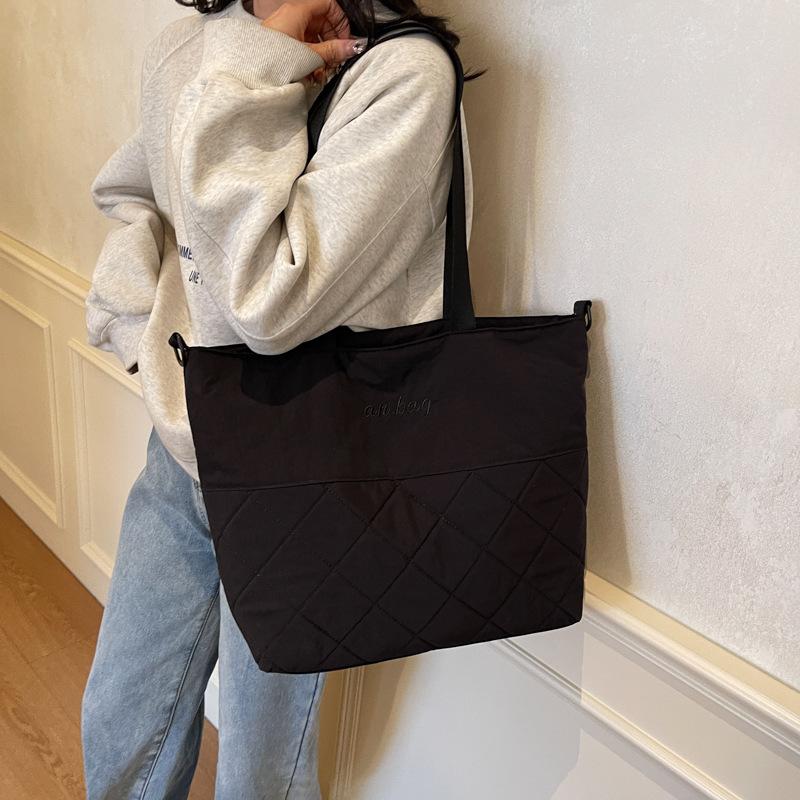 Big Bag Women's 2025 New Fashion Niche Design Tote Bag Casual Foreign Style Personality Trend Commuter Armpit Bag