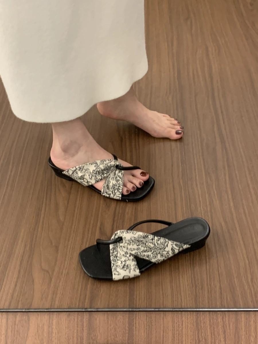 

Slippers women s summer outer wear 2025 new square head thick heel one-word French niche temperament versatile medium heel cool slippers 35